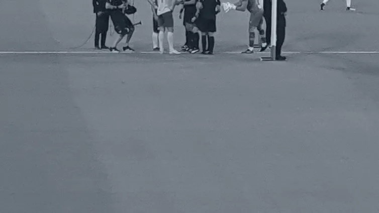 年轻球员与教练交流实拍(应对成名与诱惑)